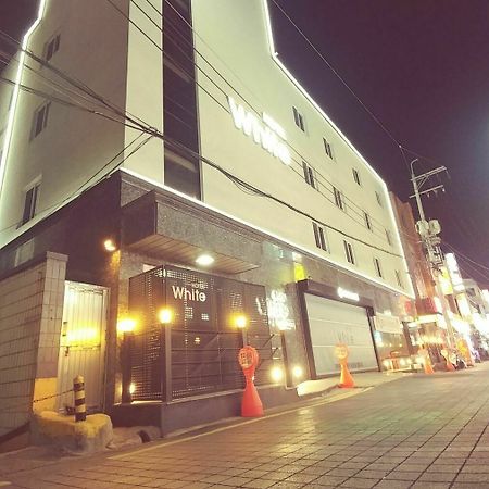 White Hotel Suwon Exteriér fotografie