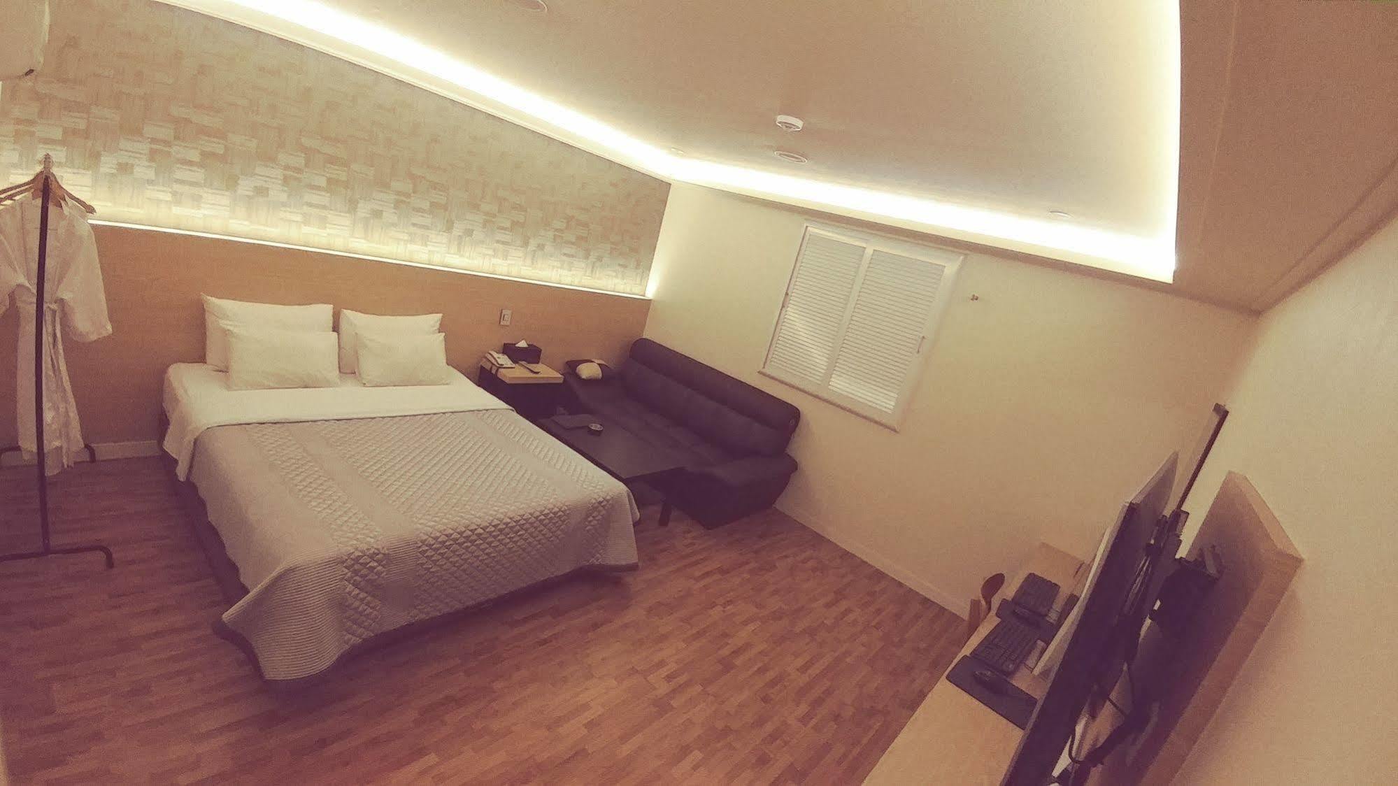 White Hotel Suwon Exteriér fotografie